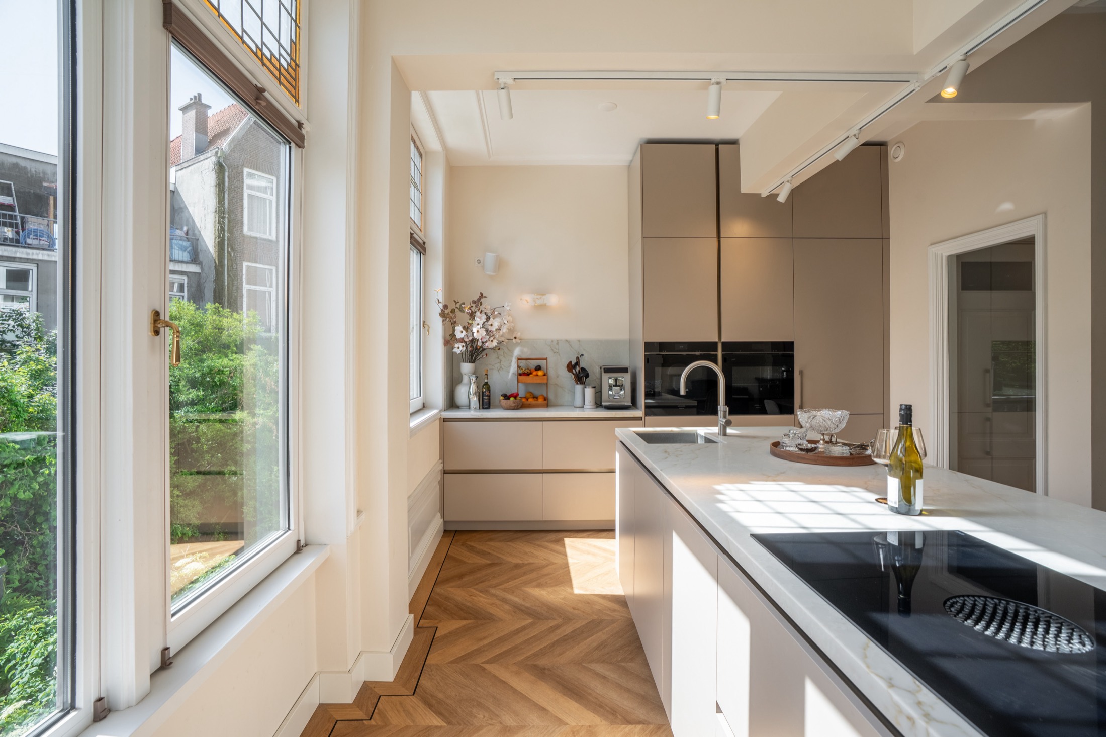 Keuken met openslaande deuren naar de tuin
