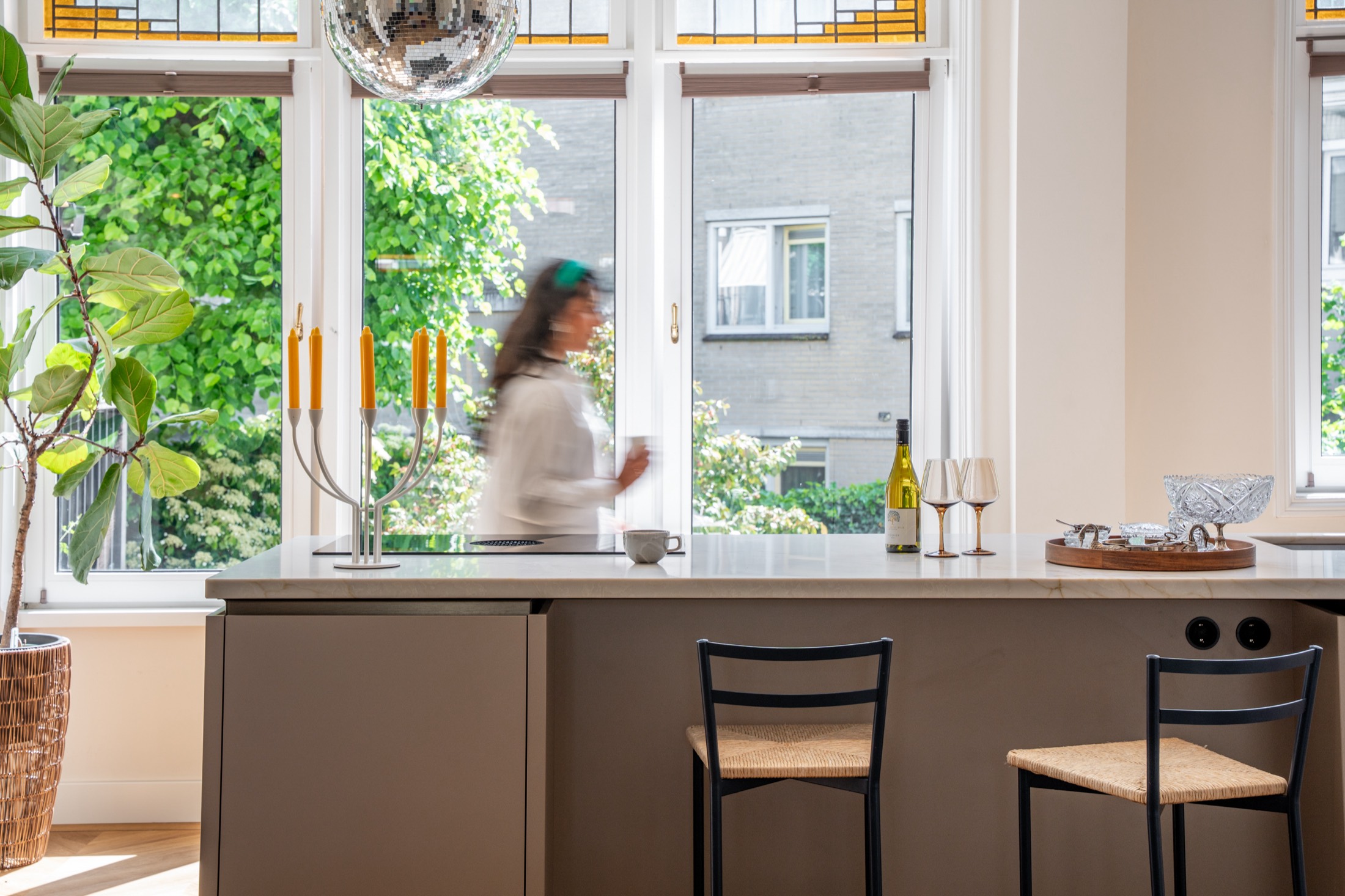 Werken in de keuken met zicht op de tuin