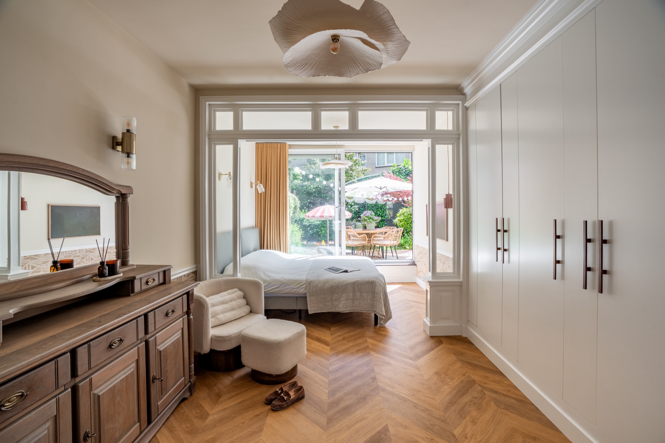 De masterbedroom met doorkijk naar de tuin