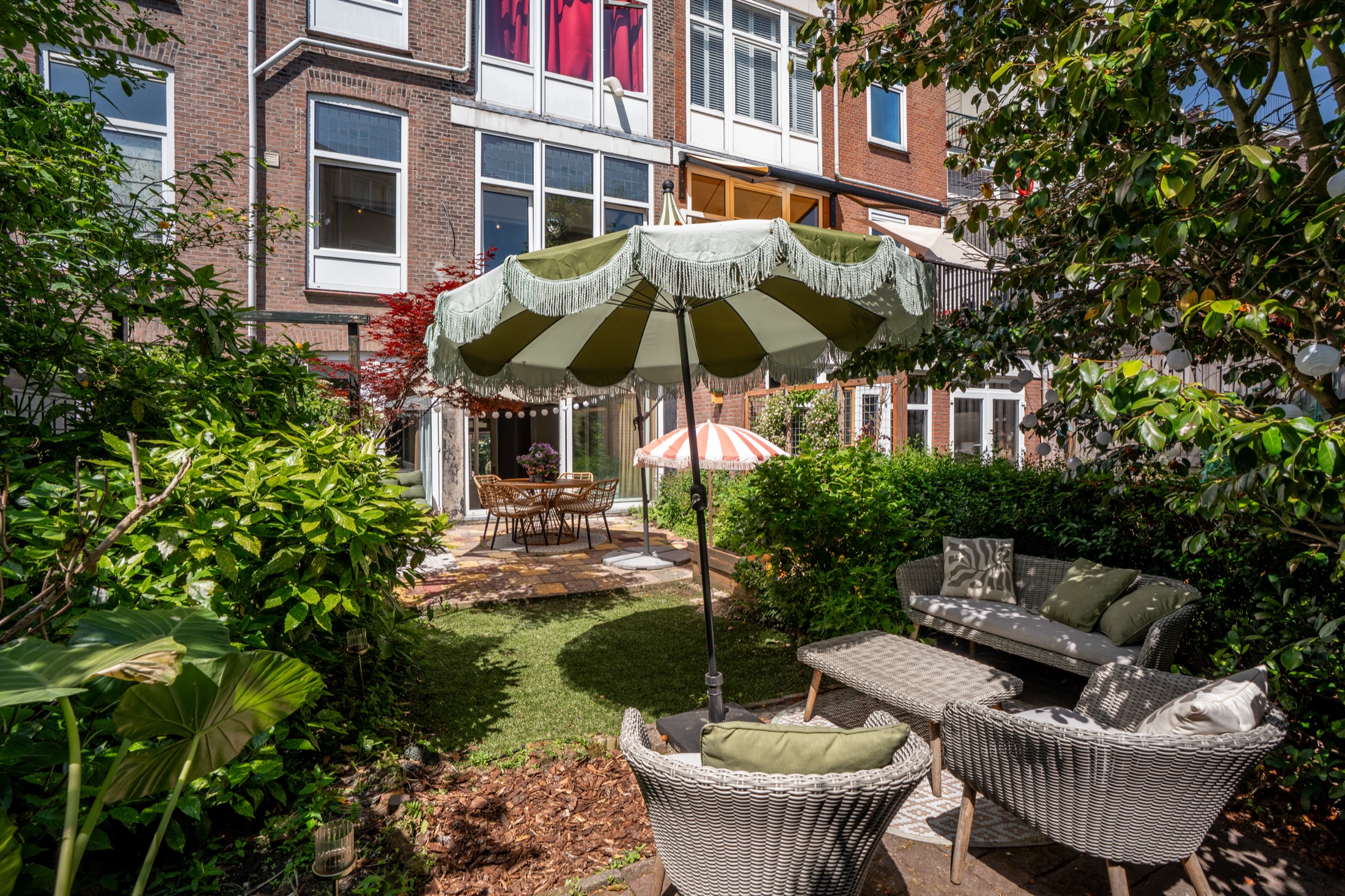 Stadstuin met zicht op de omliggende huizen