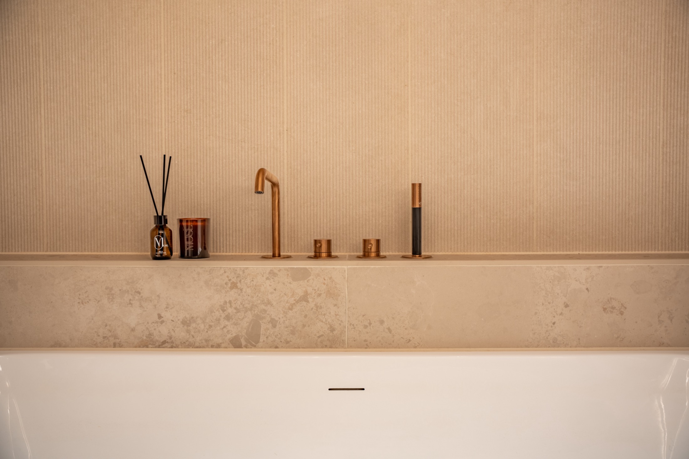 Detailopname van koperen kranen en terrazzo